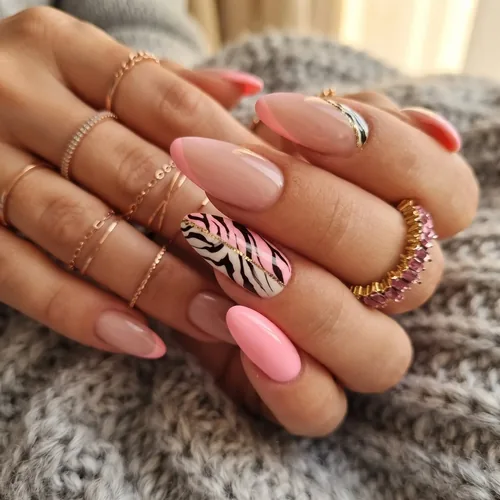 Inspiration nail art rose avec un ongle à motif zèbre